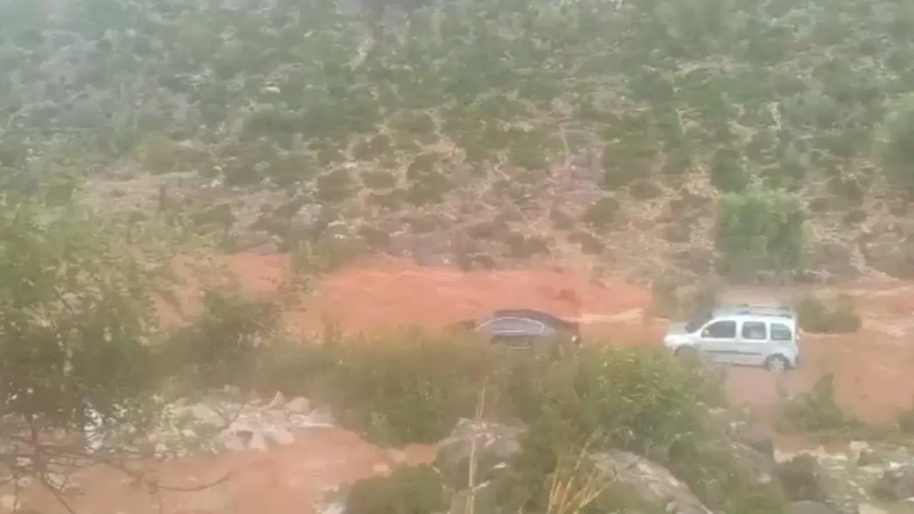 Sağanak ve dolu hayatı felç etti: Yollar kapandı, araçlar mahsur kaldı!