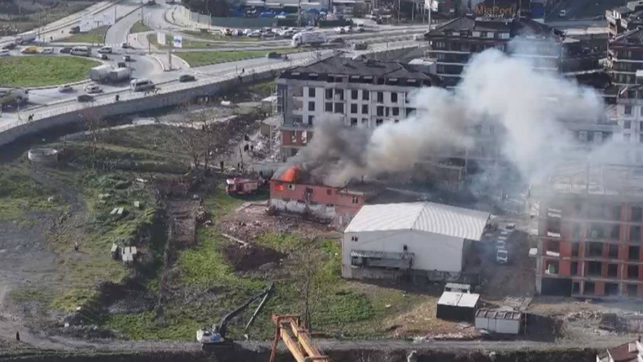 Arnavutköy'de 2 katlı metruk bina alev alev yandı