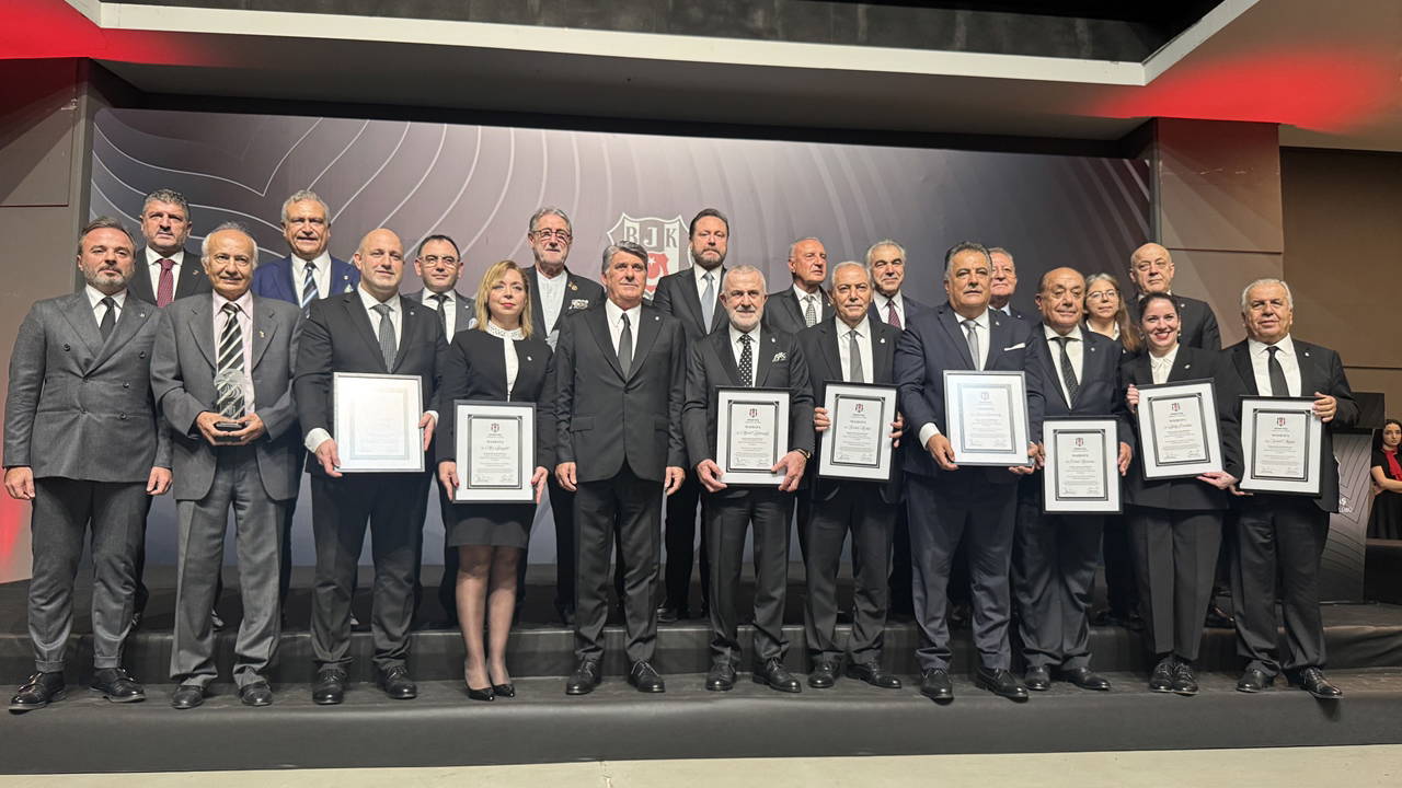 Beşiktaş'ta yeni divan kurulu başkanı Ahmet Ürkmezgil mazbatasını aldı