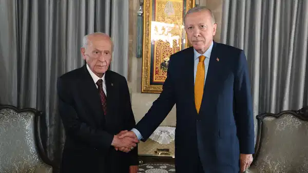 'Cumhur İttifakı'nda çatlak' iddiaları sonrası ilk buluşma: Erdoğan ve Bahçeli önce han çadırında, sonra Ahlat'taki evde bir araya geldi