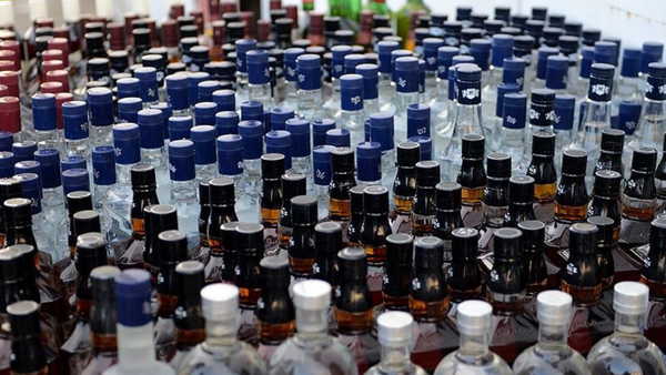 Hatay'da markette satışa hazır litrelerce kaçak içki ele geçirildi