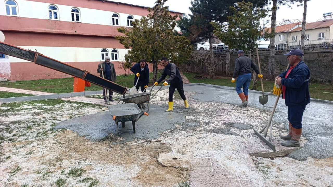 Doğanşehir Belediyesi ilçeyi oyun alanları ve yeşil alanlarla donatıyor