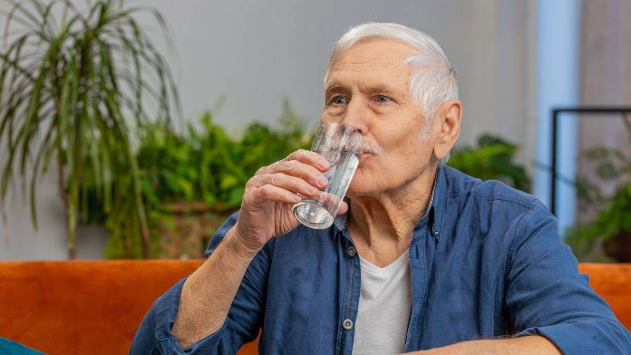 Uzmanından yaz uyarısı: Yaşlılarda sıvı ve protein tüketimi hayati önem taşıyor