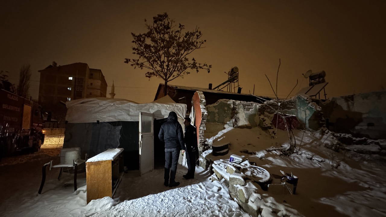 Elazığ'da müstakil evdeki yangında dumandan etkilenen engelli kız çocuğu öldü