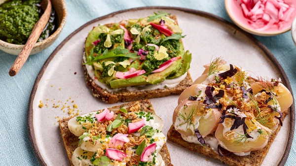 Danimarka gastronomisinin görsel şöleni: Smørrebrød tarifi