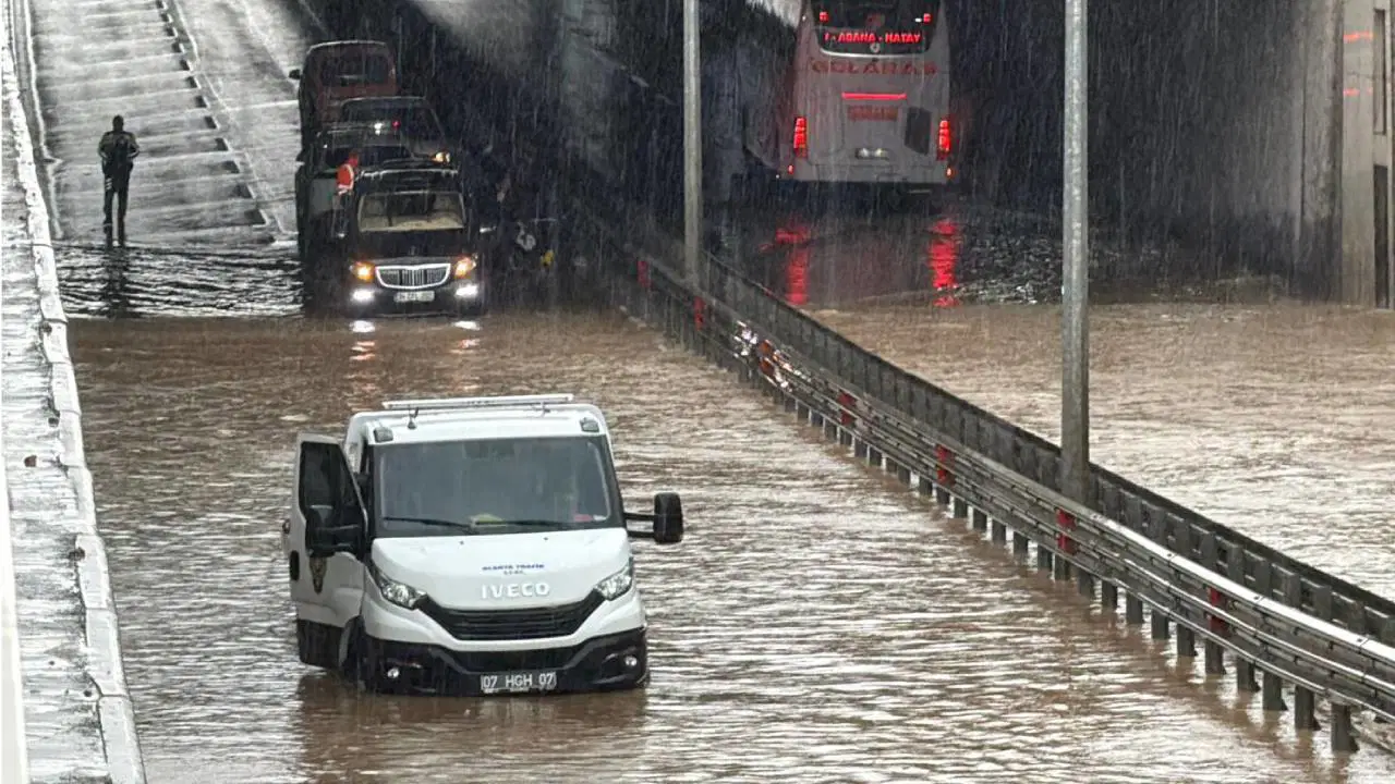 Alanya'da sağanak sonrası 8 kişi alt geçitte mahsur kaldı!