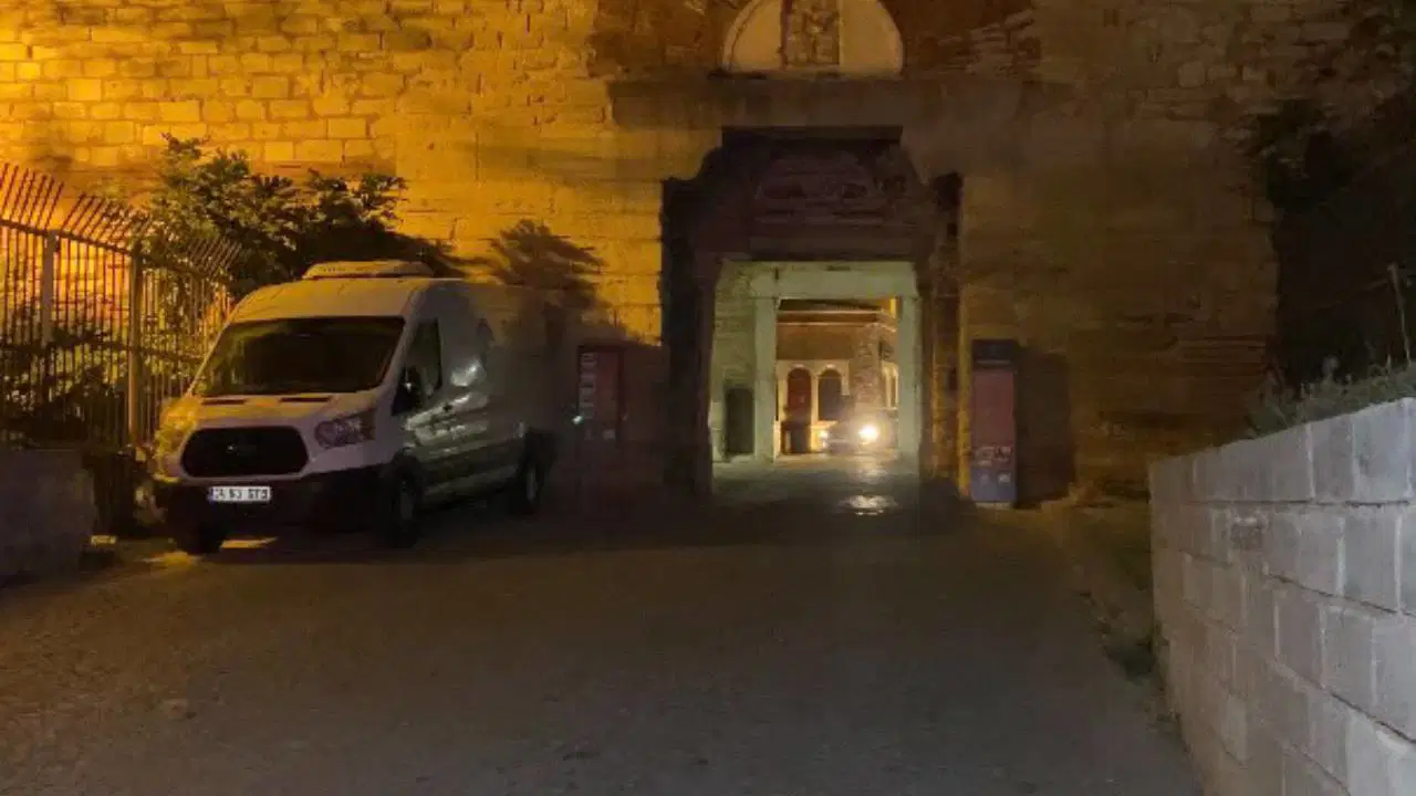 Fatih’te surlarda erkek cesedi bulundu