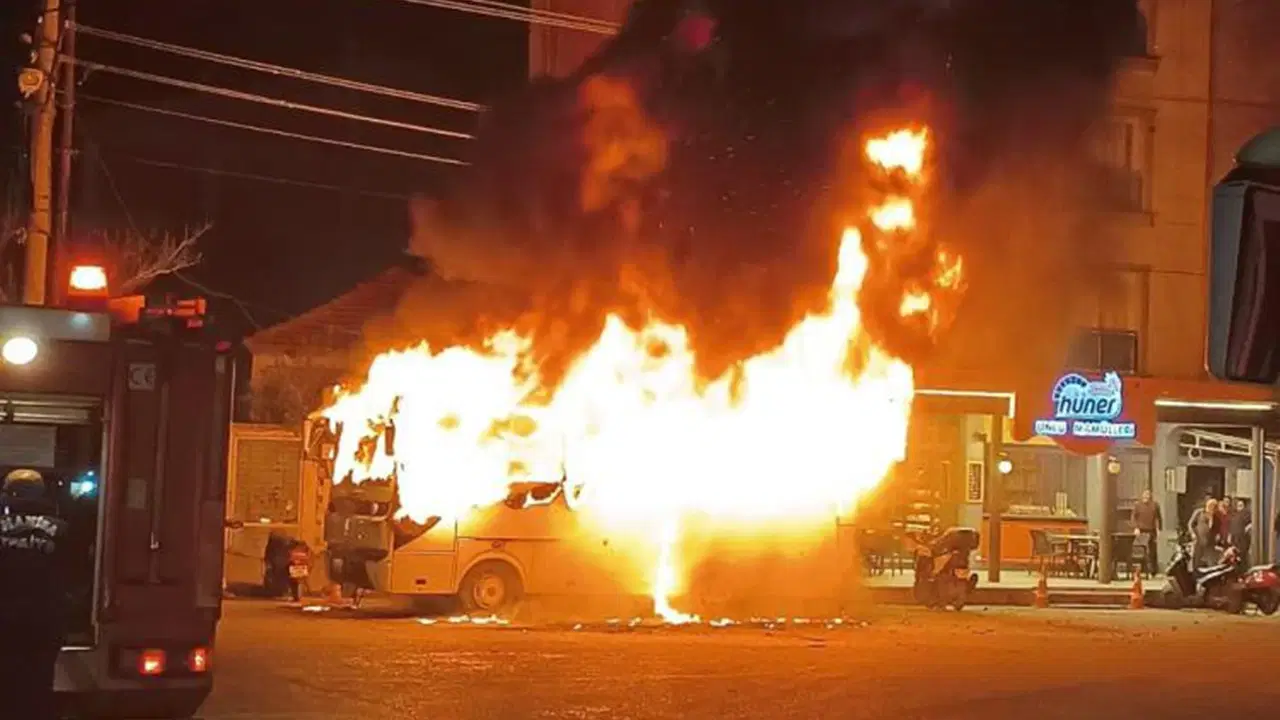 Faciadan dönüldü: Servis otobüsü alev alev yandı