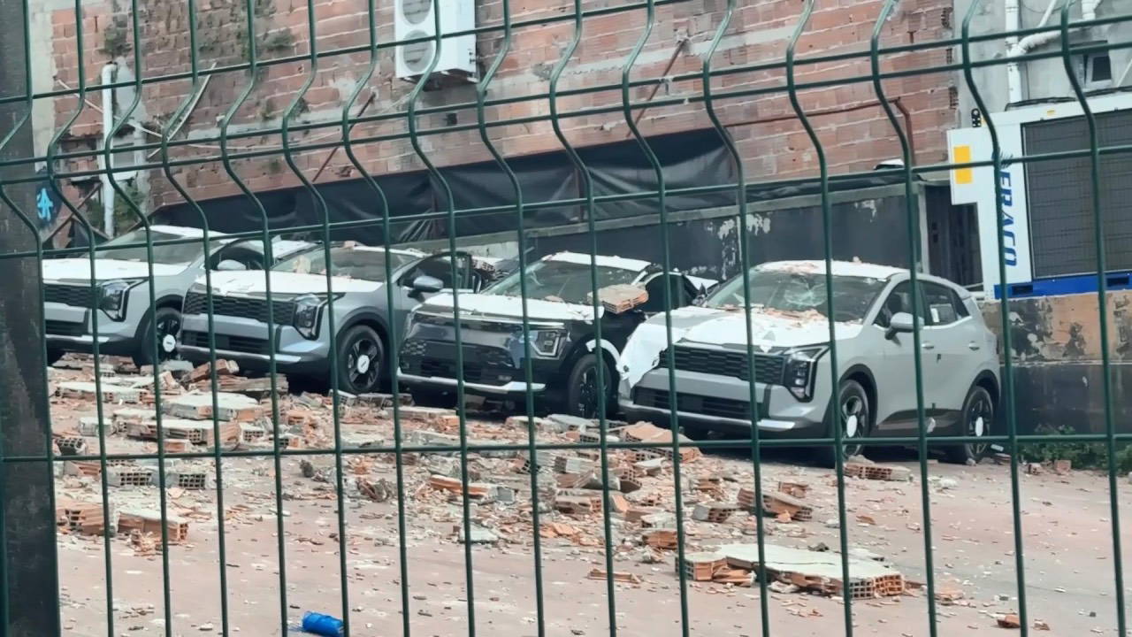Kağıthane’de duvar çöktü: 12 sıfır araçta 30 milyon liralık hasar