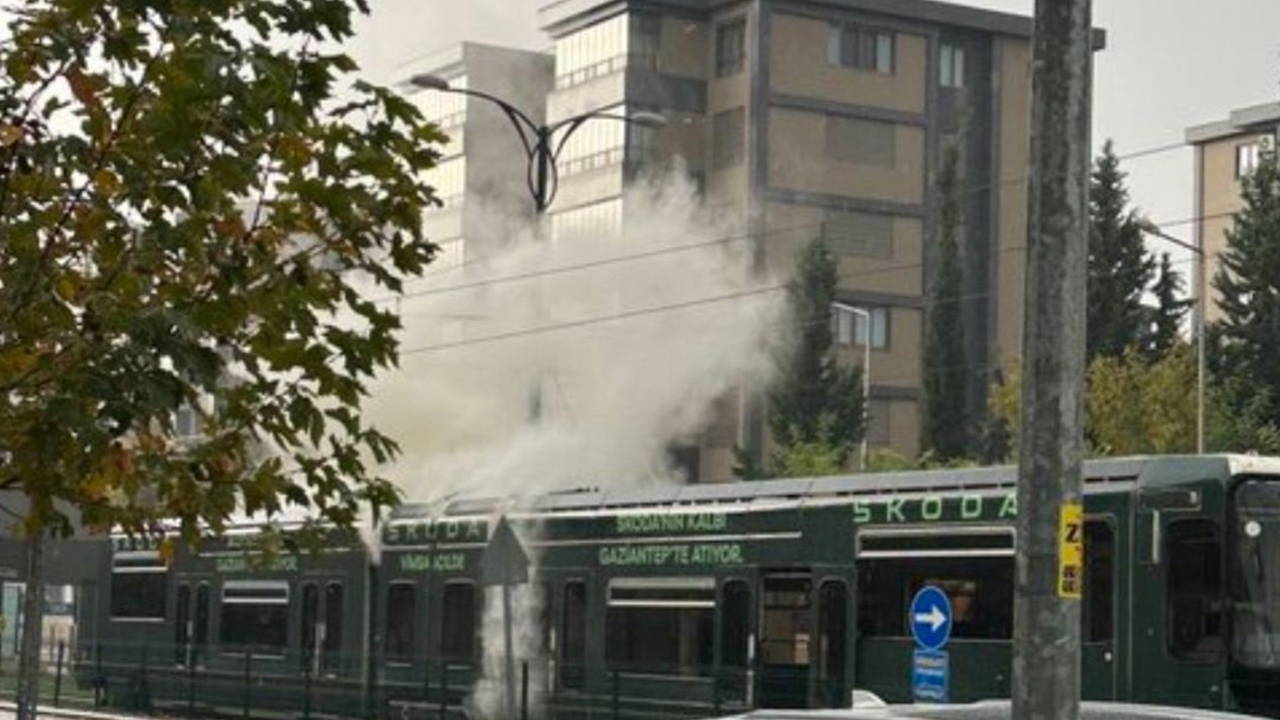 Seyir halindeki tramvaya yıldırım düştü: Yolcular tahliye edildi