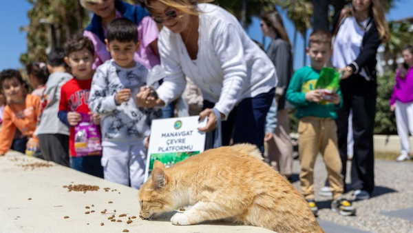 Manavgatlı minikler can dostları için sahada