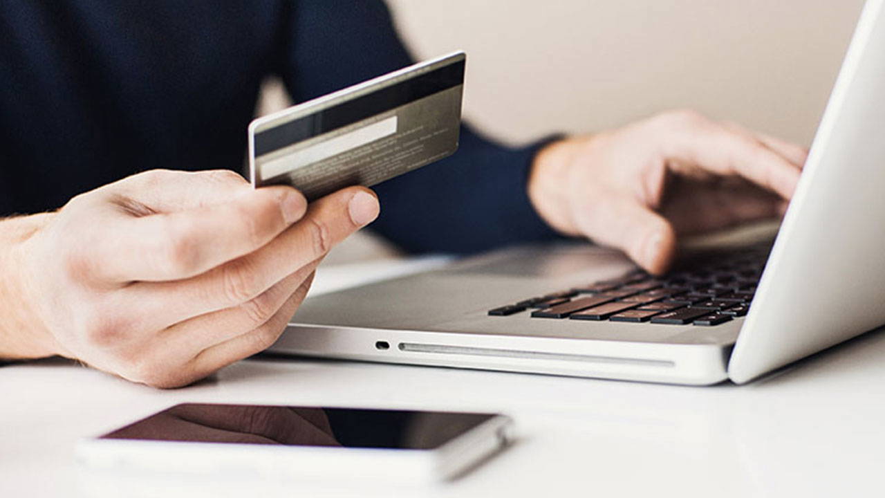 Eski müdür yardımcısının hesaplardan para aldığı iddiası: 'Yatırdığım para buhar oldu'