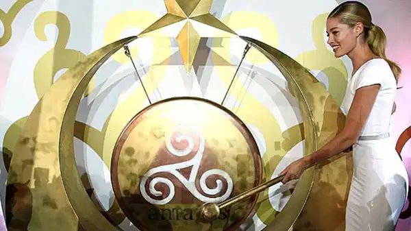 Gong çalması ile gündem olan Kroes Victoria’s Secret defilesinde