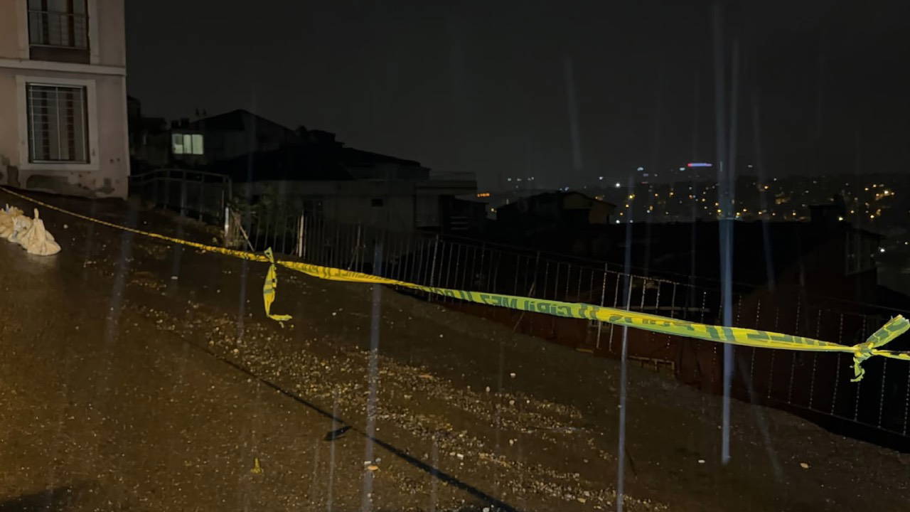 İstanbul'da sağanak yağmur sonrası Eyüpsultan'da toprak kayması; apartman sakinleri tahliye edildi