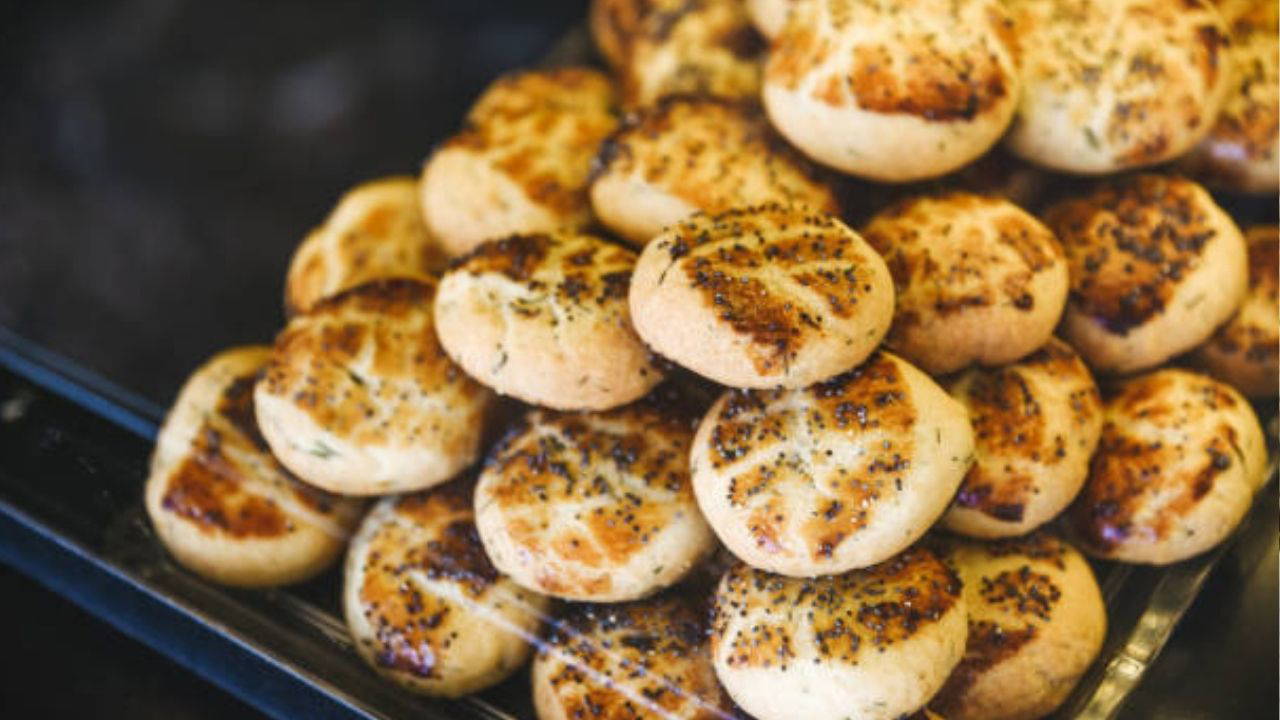 Ağızda dağılan enfes lezzet: Dereotlu tuzlu kurabiye tarifi