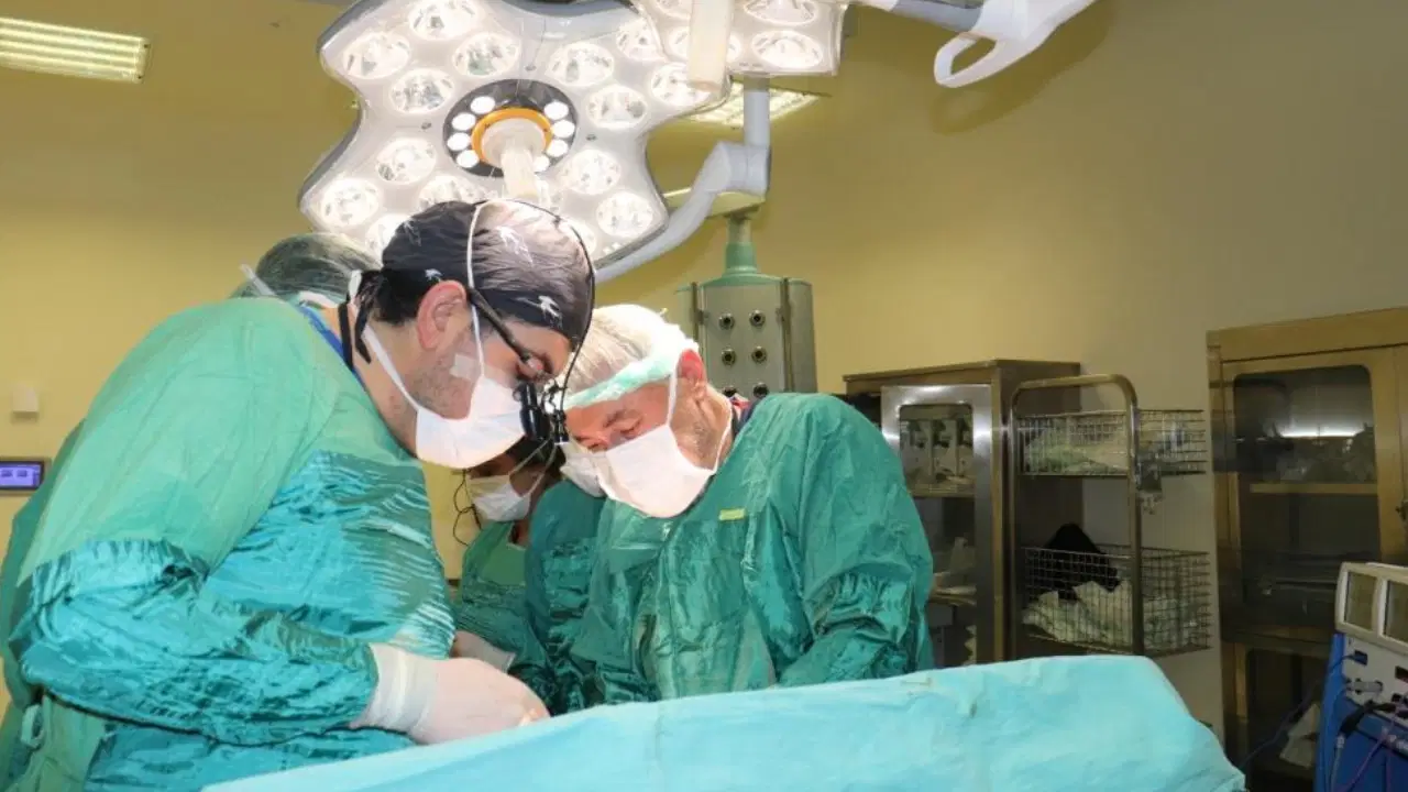 Karın ağrısı şikayetiyle gitti, 15 kiloluk tümör çıkarıldı!