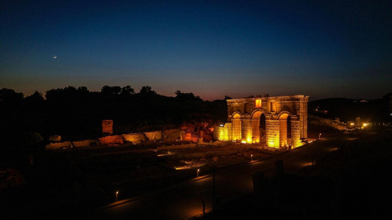 Antalya'da gece müzeciliği büyülüyor: Patara Antik Kenti ışıl ışıl!