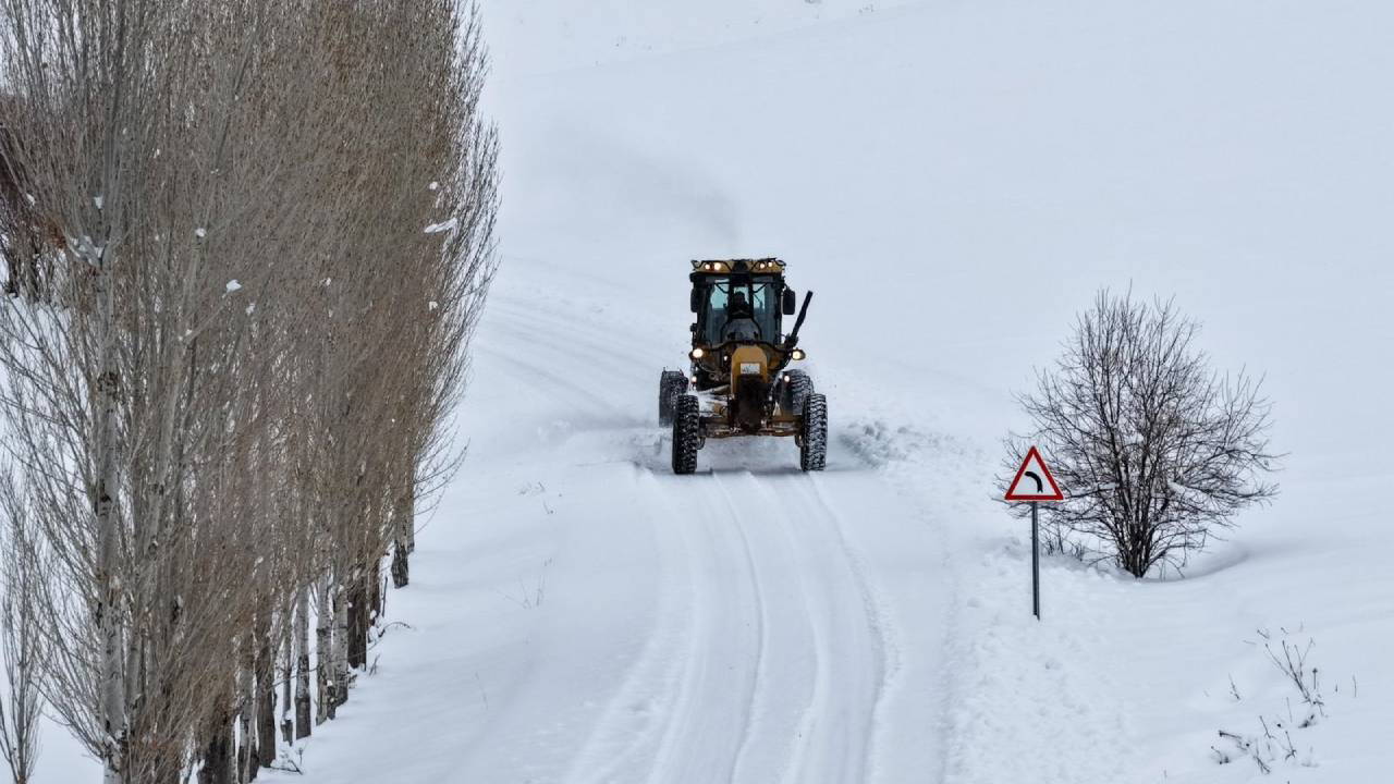 Van’da 106 yerleşim yeri ulaşıma kapandı!