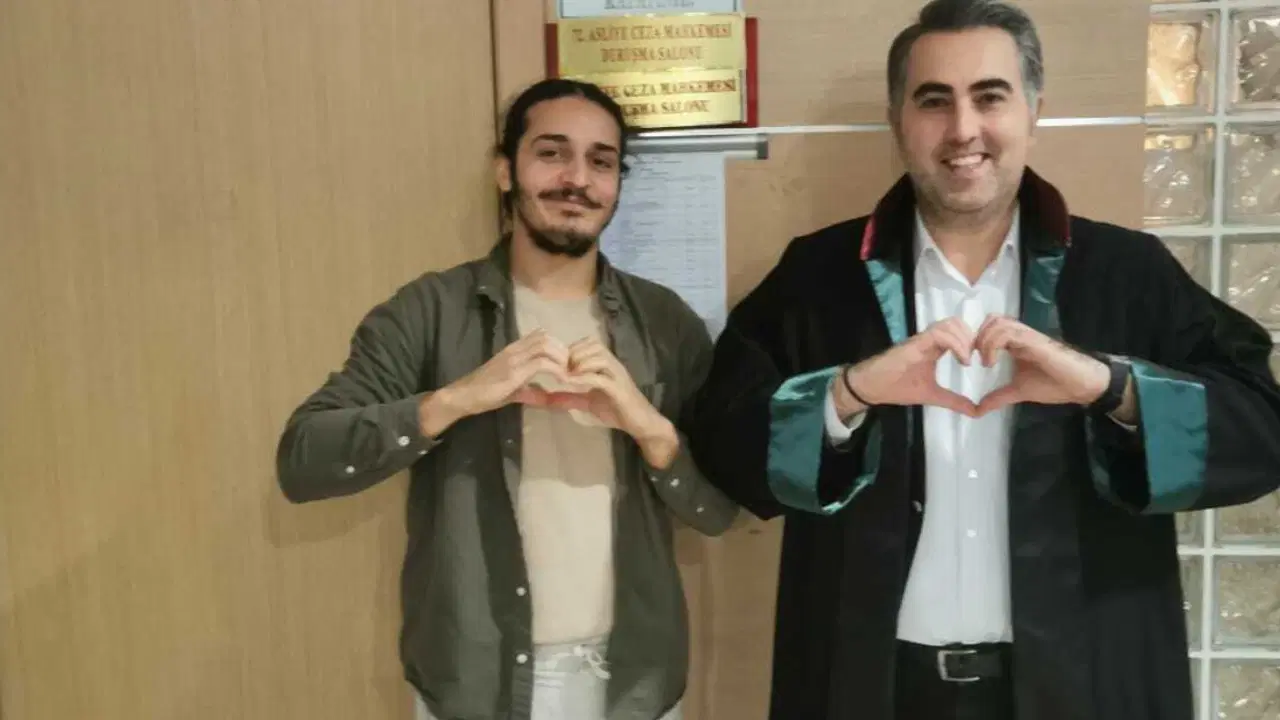 Eski İçişleri Bakanı Süleyman Soylu'ya "kalp işareti" yapan genci darp eden polise 150 gün adli para cezası verildi