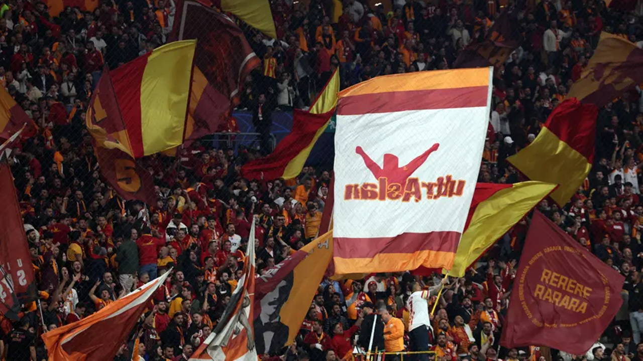 Tribünlerden 'istifa' sesleri: Galatasaray taraftarından yönetime tepki!