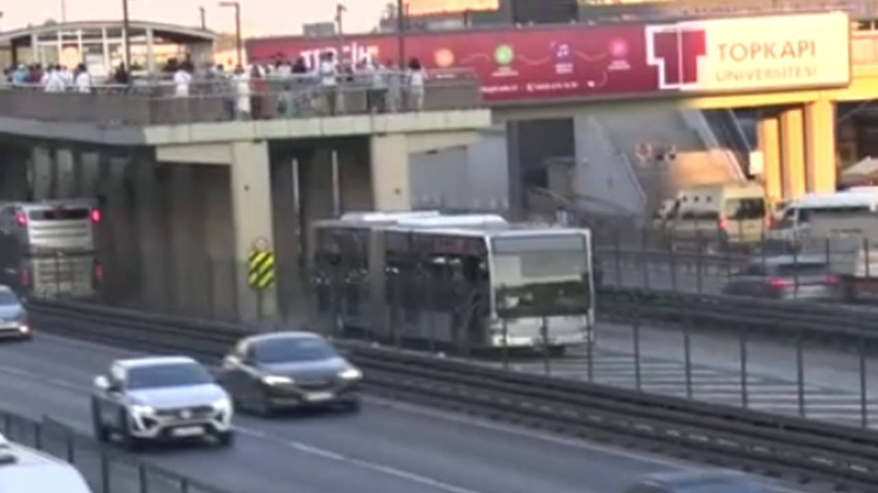 Yola düştü, metrobüs çarptı: Kadının durumu kritik