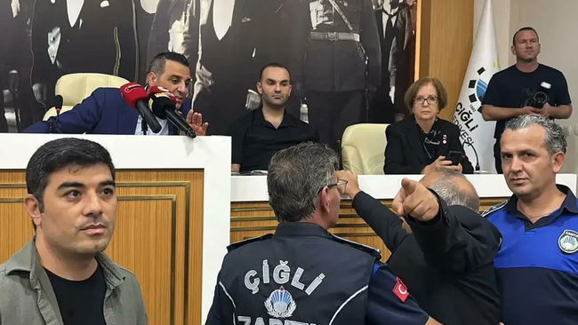 Çiğli Belediye Meclisi'nde tansiyon yükseldi...