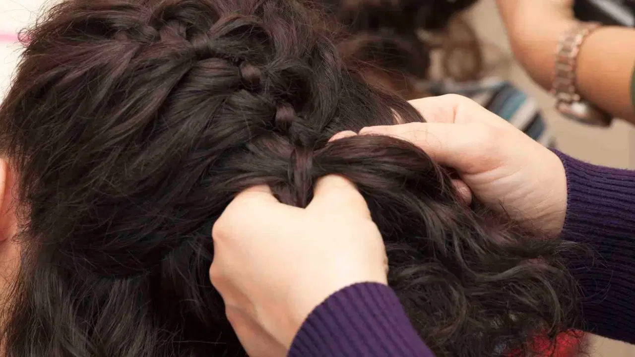 Sosyal medyadaki 'saç örme' akımına katılan hemşire gözaltına alındı