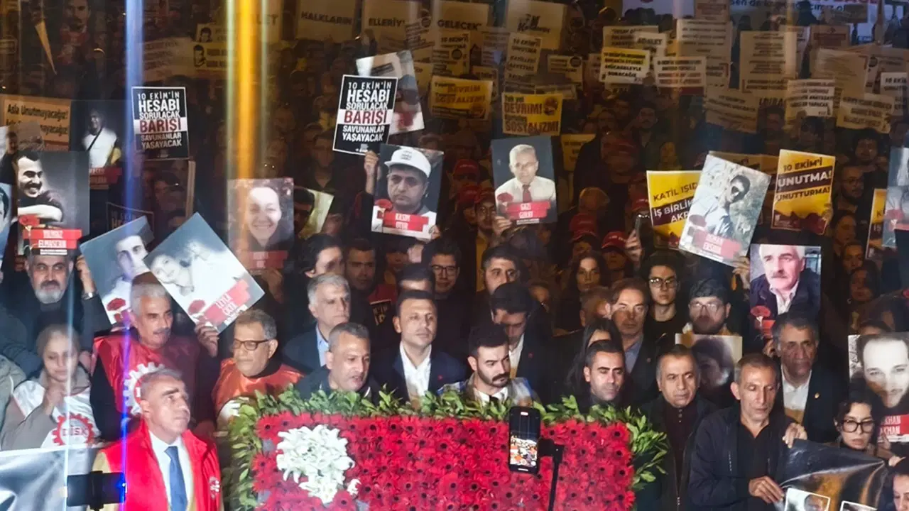 10 Ekim Katliamı'nın onuncu yılında Kadıköy'de binler adalet için yürüdü.