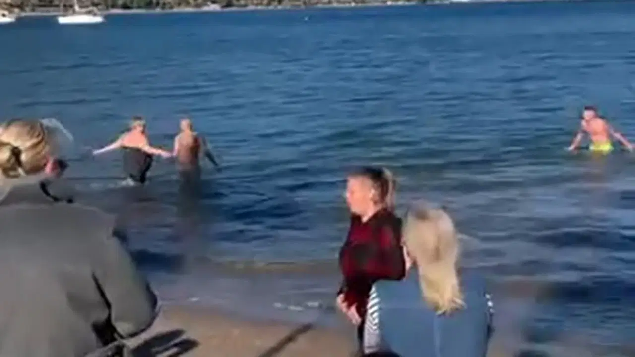 Marmaris’te yaşayan yerleşik yabancılar 2026’yı denize girerek karşıladı