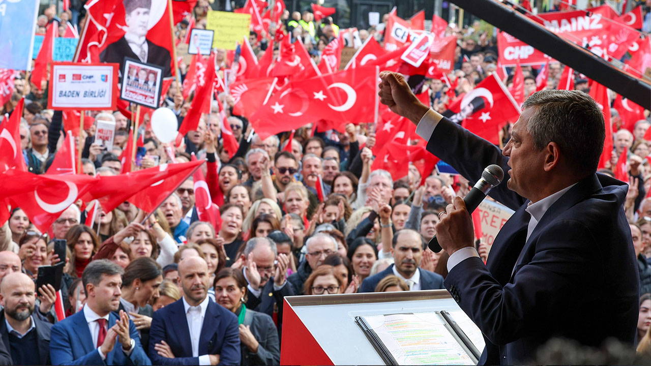 CHP lideri Özel ‘19 Mart darbesini’ Avrupa’nın kalbine taşıdı, Brüksel’de on binlere seslendi: AB yolu CHP’den geçer