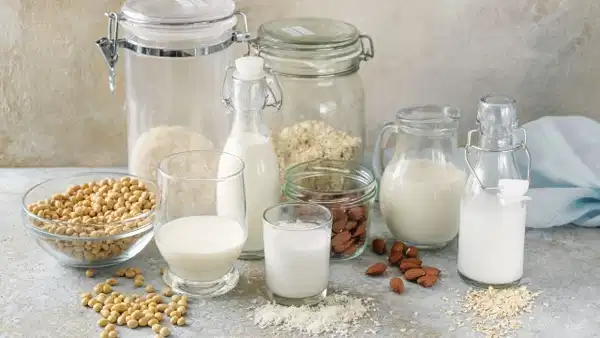 En sağlıklı bitkisel süt hangisi? Yulaf, soya, badem ve beze