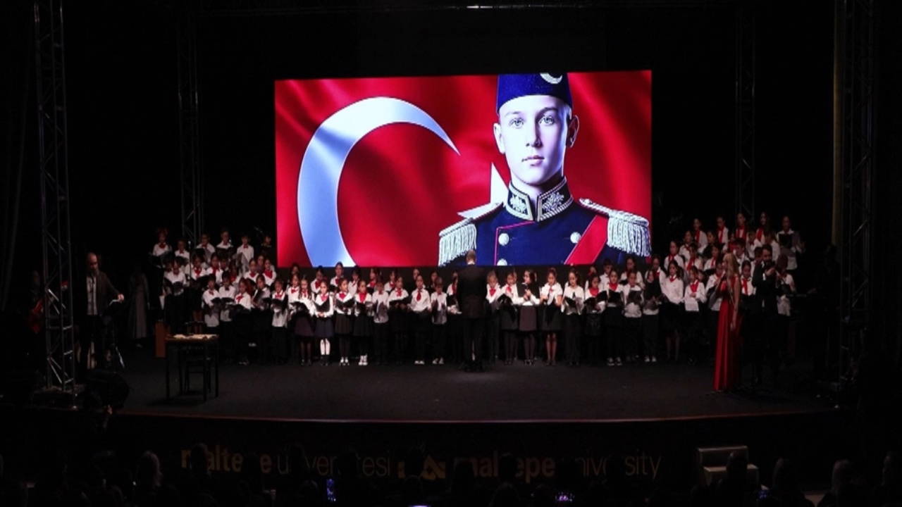 Cumhuriyet’in 102. yılına özel: Öğrenciler yapay zekâyla Atatürk’ü sahneye taşıdı