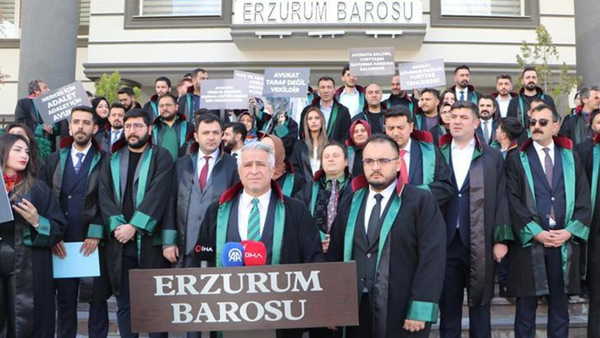 Bıçaklı saldırıya uğrayan avukat yara almadan kurtuldu: Barodan 'destek' açıklaması