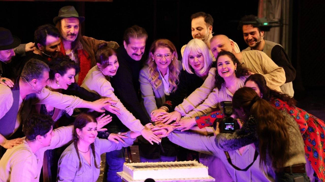 Bakırköy Belediye Tiyatroları 35 yaşında: 'Eşeğin Gölgesi' ücretsiz sahnelendi