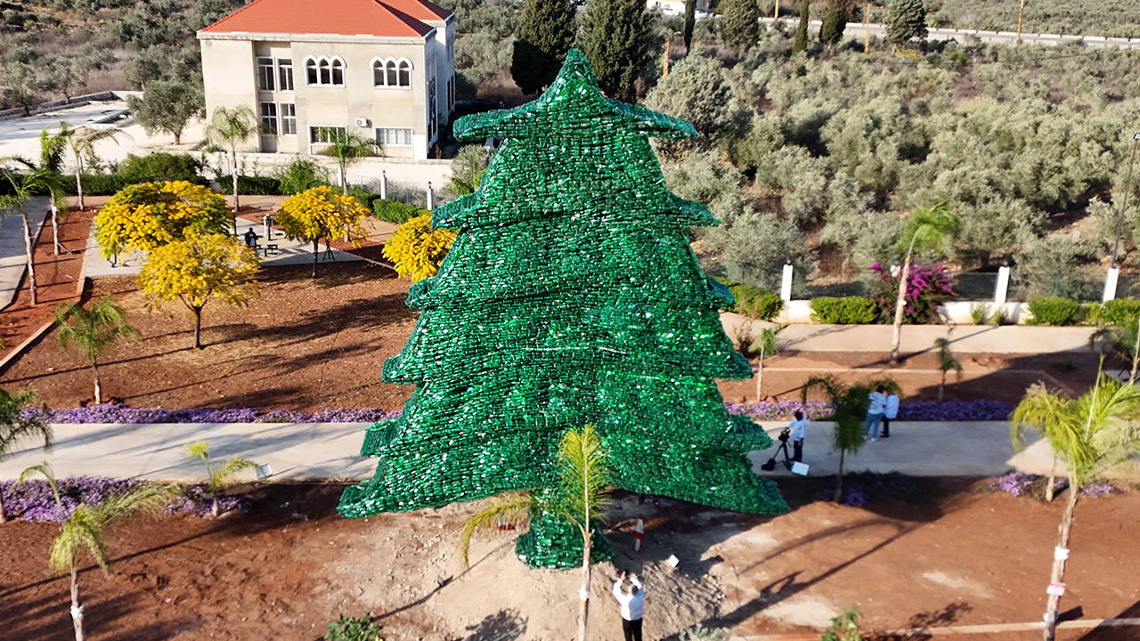 Dünyanın en büyük plastik sedir ağacını yaptı: Guinness Rekorlar Kitabı'na girdi