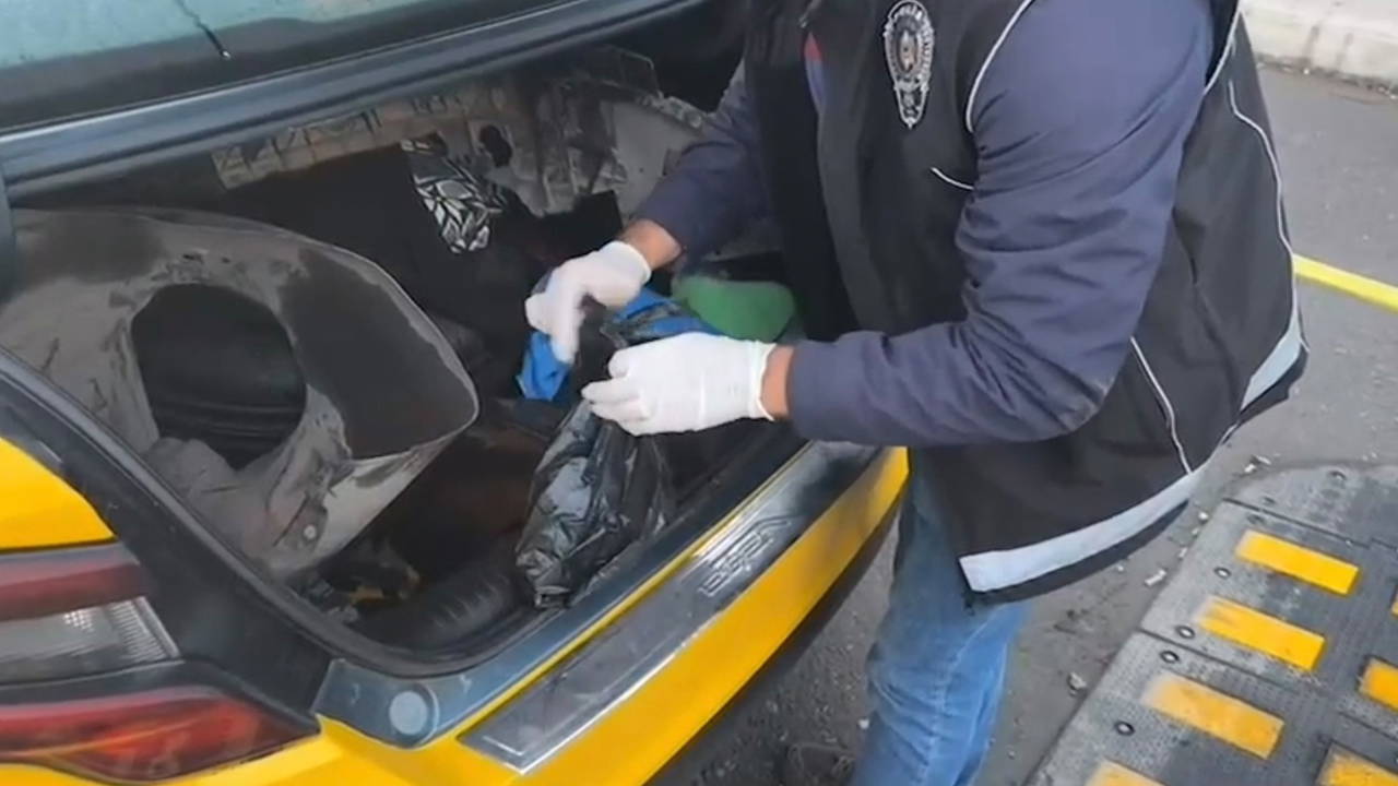 Ekipler buldu: Taksinin yedek lastiğinden 'metamfetamin' çıktı
