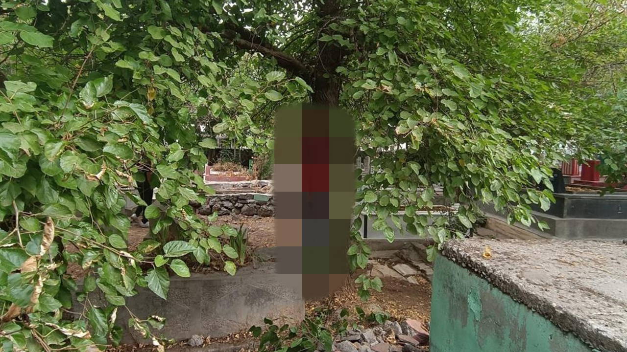 Mezarlıkta ağaca asılı halde ölü bulundu
