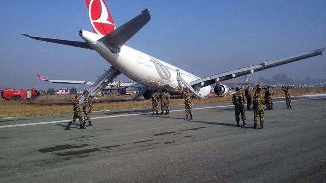 THY uçağından inişte duman çıktı: Yolcular tahliye edildi