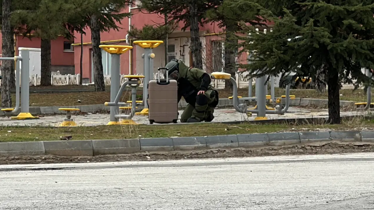 Çocuk parkında şüpheli valiz paniği!