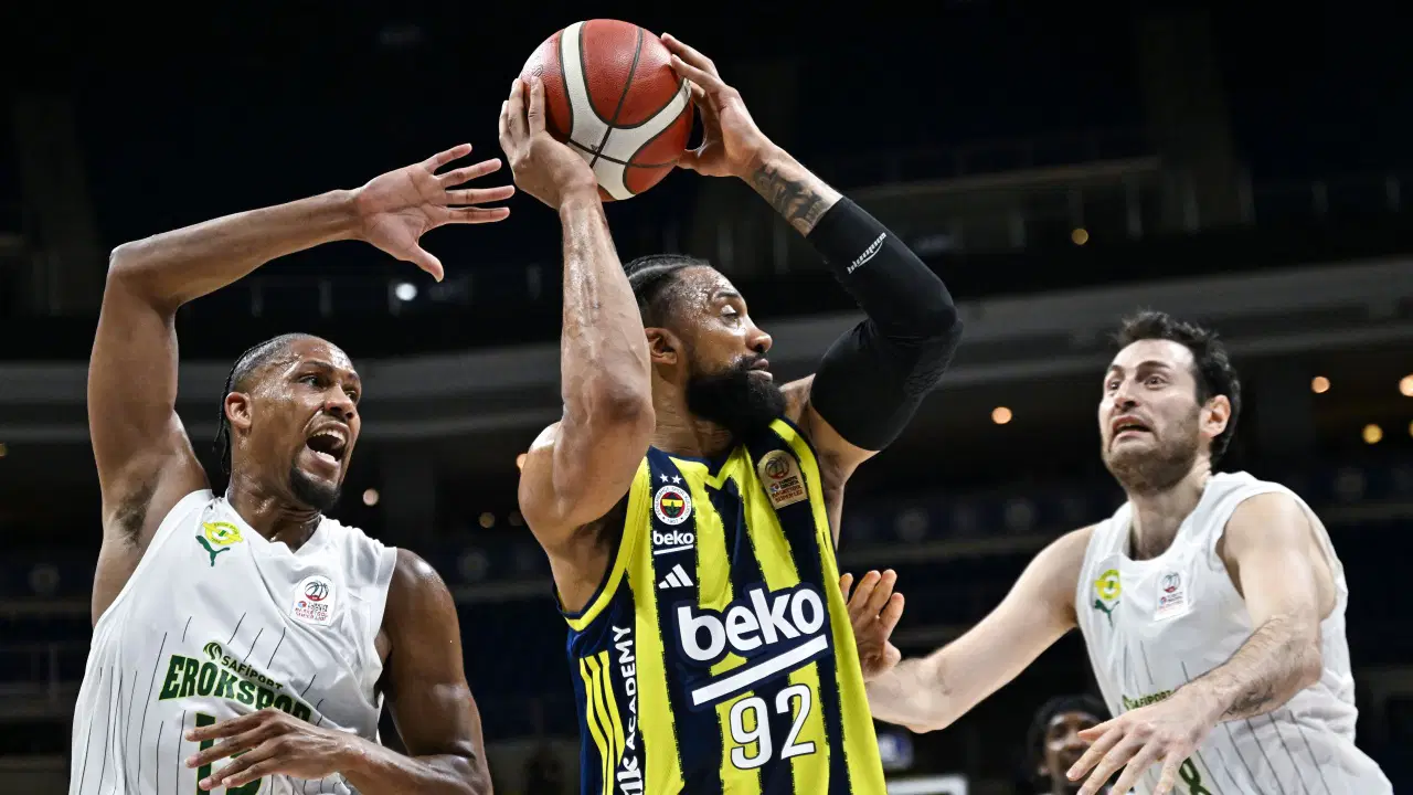 Fenerbahçe Beko seride avantajı aldı!