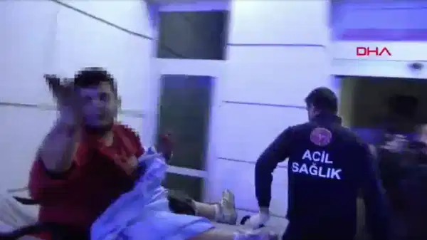 Bıçaklı saldırıya uğradı, sedyeden atlayıp basın mensuplarına saldırdı!