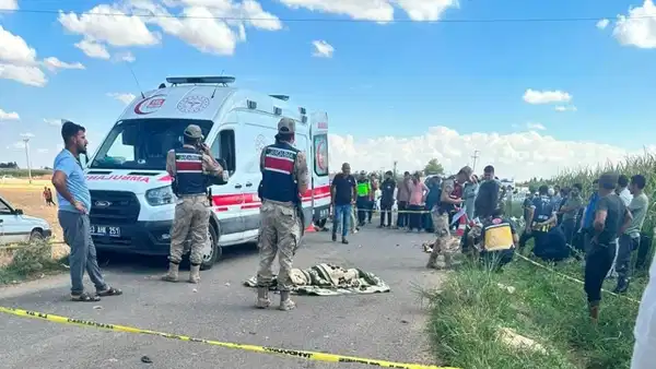 Şanlıurfa'da motorsiklete binen iki çocuk traktör mibzerine çarparak can verdi