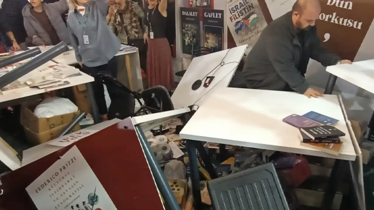 Adana’da Veryansın Tv ve Pankuş Yayınları standına saldırı