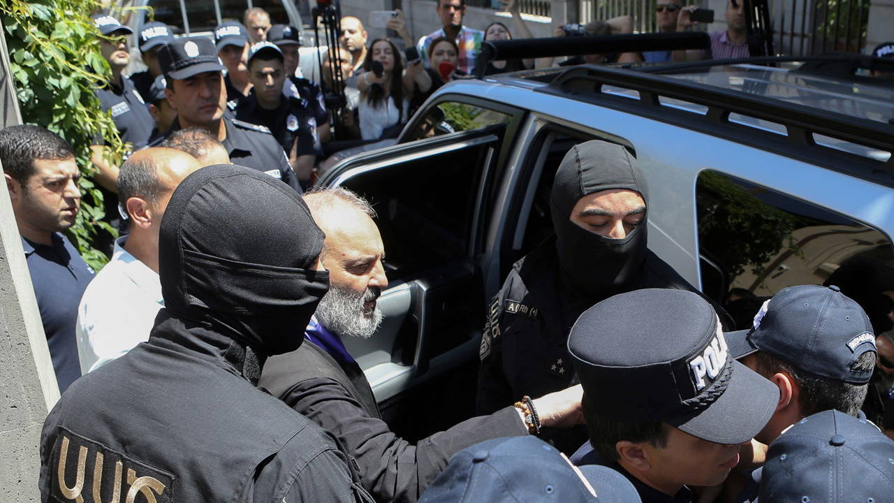 ‘Sünnetli siyaset’,  Ermenistan ve  Sırbistan