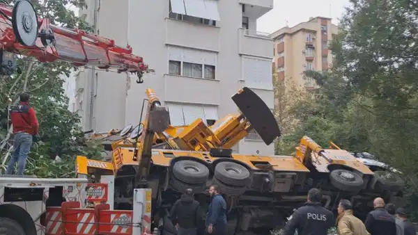Kadıköy'de Vinç Devri: 11 Katlı Binaya Çarptı, Cadde Trafiğe Kapatıldı