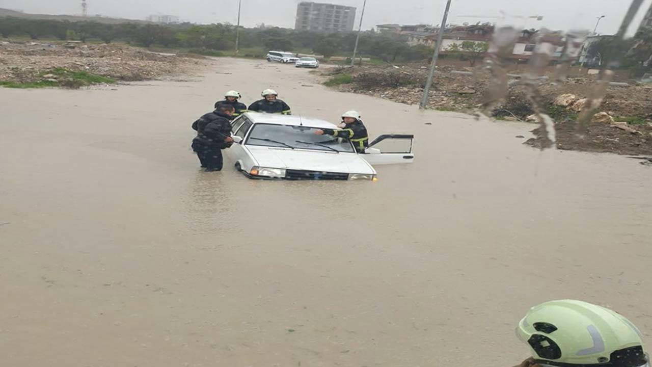 Hatay'da şiddetli yağış: Yollar göle döndü, evleri su bastı