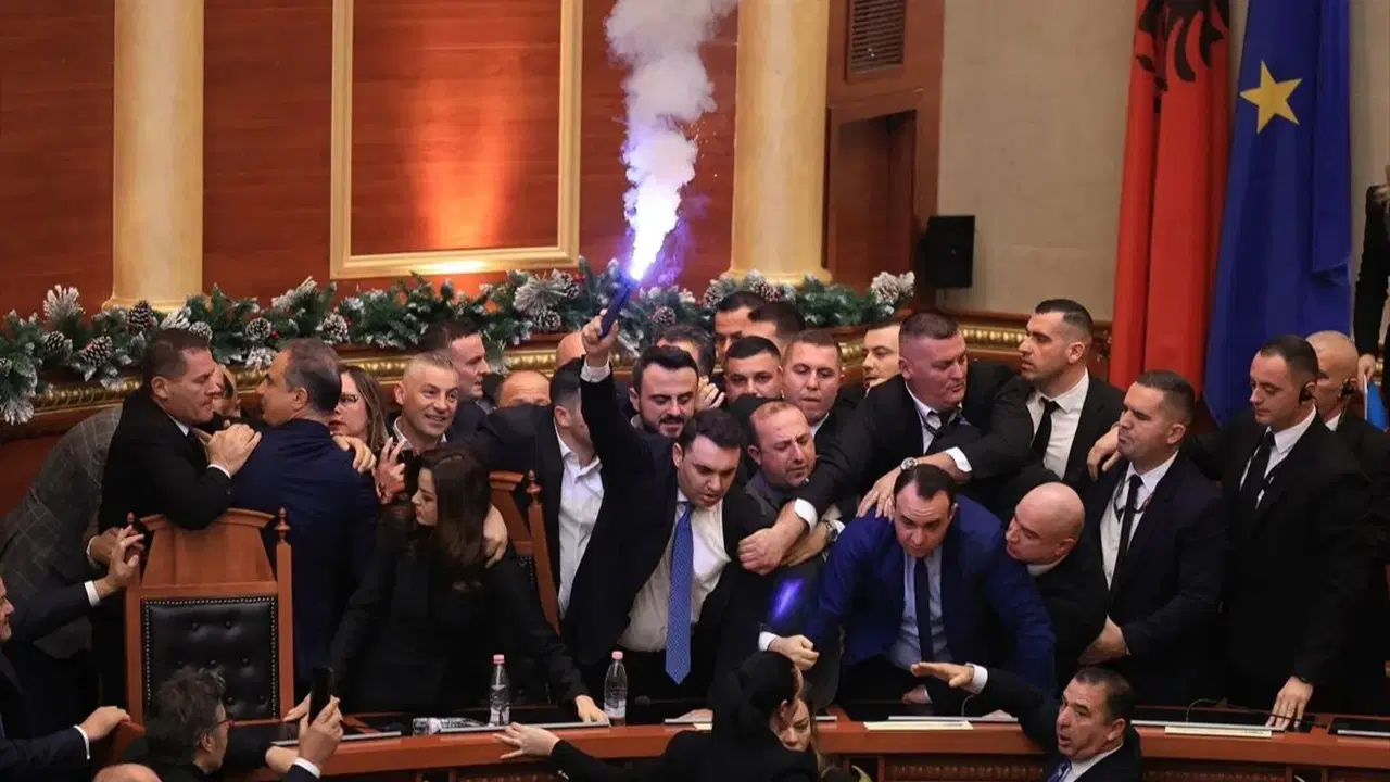 Arnavutluk Parlamentosu karıştı
