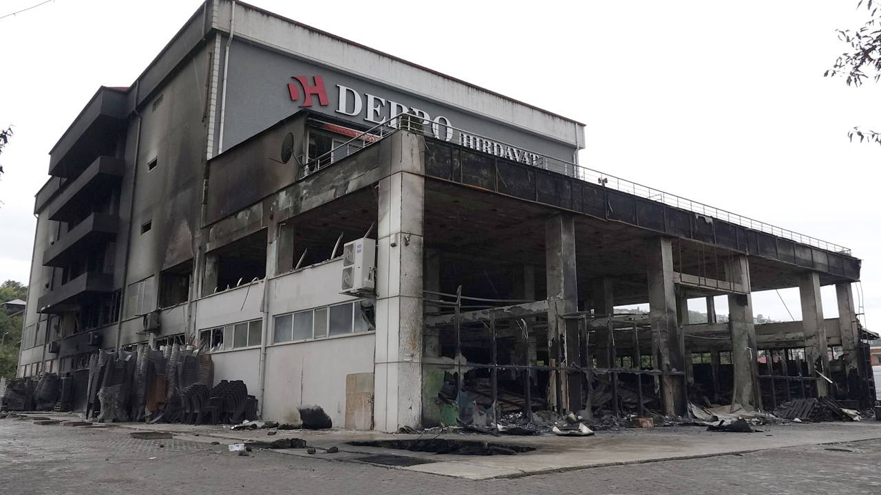 Trabzon'da yanan alışveriş merkezindeki hasar görüntülendi