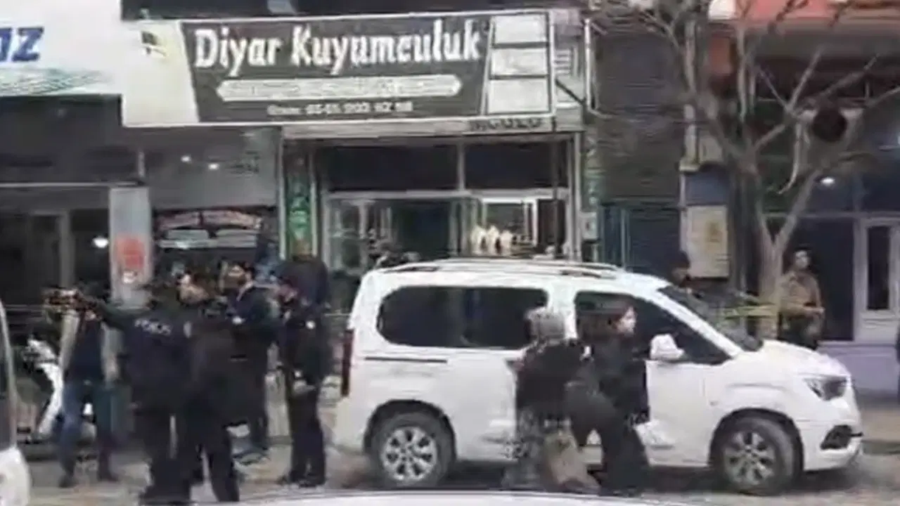 Kuyumcuya biber gazıyla saldırdılar! 1 kilo altın çalan 2 soyguncu yakalandı, 1’i hala aranıyor