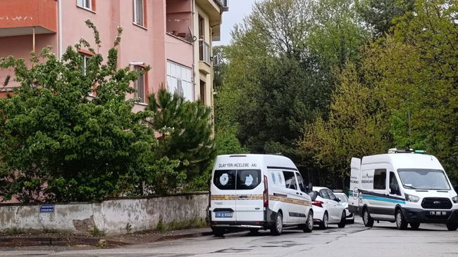 Selma öğretmen evinde ölü bulundu